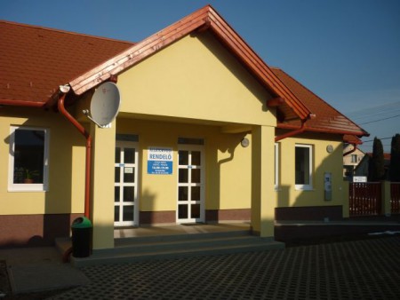 A rendelő parkolóval.
